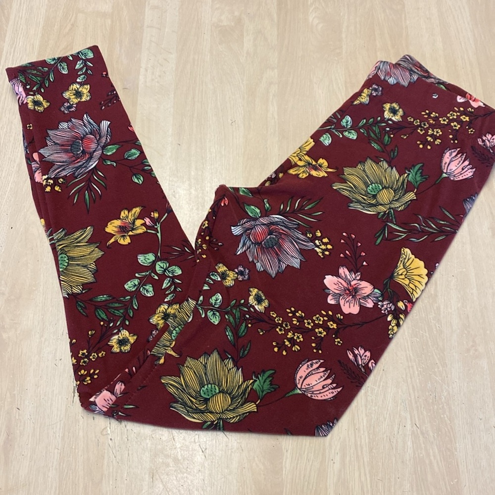 Rue 21 Women L Burgundy Flowered Leggings. Extra Soft